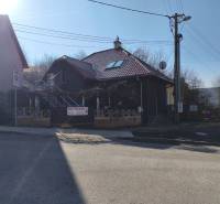Einfamilienhaus in der Rudlovská-Straße in Banská Bystrica mit einem Schild 