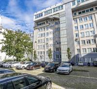 Parkplatz bei den Büros in der Gajova-Straße in Bratislava - Altstadt.