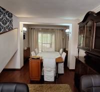 Esszimmer mit Holzmöbeln und Holzdekorboden in einem Einfamilienhaus.