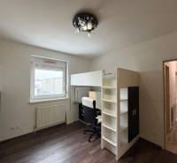 Kinderzimmer in einer 3-Zimmer-Wohnung mit einem Etagenbett und einem Boden in Holzoptik.