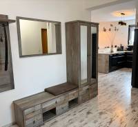 Flur mit Holzdekor und Blick in die Küche in einer 3-Zimmer-Wohnung.