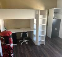 Kinderzimmer mit Etagenbett, Schreibtisch und Schrank in einer 3-Zimmer-Wohnung.