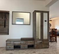 Flur in einer 3-Zimmer-Wohnung mit Garderobe und Schrank, Boden mit Holzdekor.