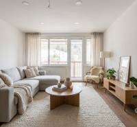 Wohnzimmer in einer 3-Zimmer-Wohnung mit Holzboden, hellem Mobiliar, Pflanzen.