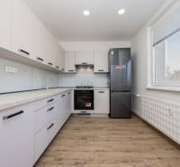 Küche in einer 3-Zimmer-Wohnung mit Holzboden und Ausstattung.