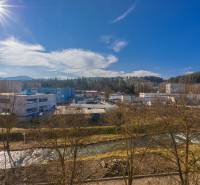 Blick auf das Industriegebiet und den Fluss in Považská Bystrica von SNP 77.