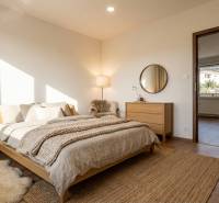 Schlafzimmer in einer 3-Zimmer-Wohnung mit Holzboden, gemütlichen Accessoires und Beleuchtung.