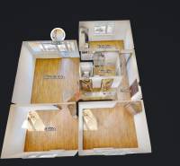 3-Zimmer-Wohnung mit Holzboden, Küche und Loggia.