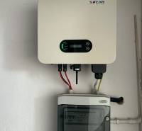 Ein Solarwechselrichter der Marke SOFAR, der an der Wand in einem Einfamilienhaus montiert ist.