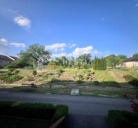 Ein ruhiger Garten mit einer Bank und Grünflächen bei einer 3-Zimmer-Wohnung in Moravské Lieskové.