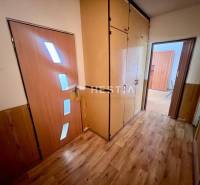 Flur mit Einbauschränken und Türen in einer 3-Zimmer-Wohnung.