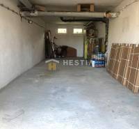 Garage in einer 3-Zimmer-Wohnung mit gelagerten Gegenständen und einem Fahrrad.