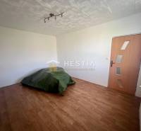 Ein Zimmer in einer 3-Zimmer-Wohnung mit Boden, Heizkörper, Türen und einfacher Beleuchtung.
