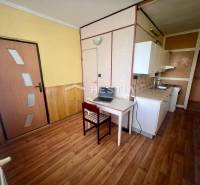 Küche in einer 3-Zimmer-Wohnung mit Essecke und Holzboden.