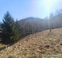 Ein sonniges Grundstück in den Gärten von Nová Baňa, umgeben von Wäldern und Bergen.