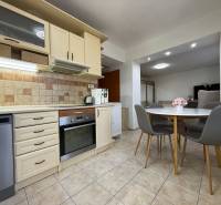 Küche mit Küchenzeile und Esstisch in einer 2-Zimmer-Wohnung.