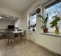 Esszimmer in einer 2-Zimmer-Wohnung mit Zimmerpflanzen und einem runden Tisch.