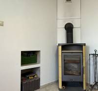 Ein Kamin in der Ecke des Wohnzimmers mit einem Holzboden in einer 2-Zimmer-Wohnung.