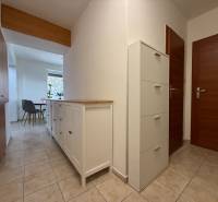 Der Flur mit Schränken und Blick auf den Esstisch in einer 2-Zimmer-Wohnung.