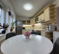 Küche in einer 2-Zimmer-Wohnung mit Küchenzeile, Fenstern und Pflanzen.