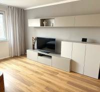Wohnzimmer einer 3-Zimmer-Wohnung mit eleganter Möbelkombination und Holzboden.