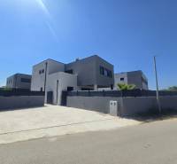 Villa in der Straße Zukve in Vrsi mit großer Zufahrt und einfacher Fassade.