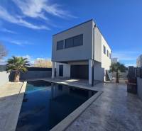 Villa in Zukve, Vrsi mit Pool und Palme im Hof.