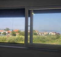 Der Ausblick von der Villa in Zukve in Vrsi bietet einen Blick auf die Dächer und die Küste.