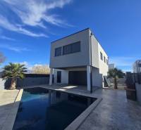 Eine Villa in der Straße Zukve in Vrsi, mit einem Pool und modernen architektonischen Linien.