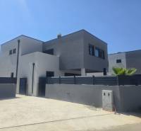 Eine Villa in der Straße Zukve in Vrsi mit moderner Architektur und einer Palme im Hof.