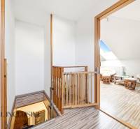 Treppe und Dachzimmer, Holzboden in einem Einfamilienhaus.