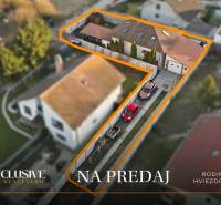 Das Einfamilienhaus in Hviezdoslavov bietet geräumige Parkmöglichkeiten und einen gepflegten Garten mit Pavillon.