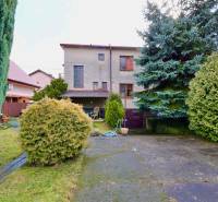 Der Garten des Einfamilienhauses in der Kalinčiakova-Straße in Michalovce mit gepflegtem Grün und Terrasse.