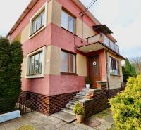 Einfamilienhaus in der Kalinčiakova-Straße in Michalovce mit Treppe und Garten.