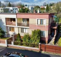 Einfamilienhaus in der Kalinčiakova-Straße in Michalovce, mit gepflegtem Vorgarten und Holzzaun.