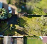 Einfamilienhaus in der Kalinčiaka-Straße in Michalovce mit weitläufigem Rasen und Bäumen.