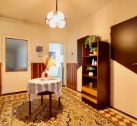 Innenraum eines Einfamilienhauses mit Teppichboden, im Hintergrund ein Schrank und Beleuchtung.