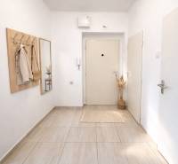 Eingangsflur in einer 2-Zimmer-Wohnung mit Garderobe und Spiegel an hellen Wänden.