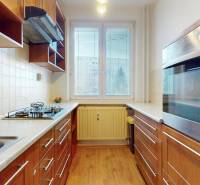 Küche in einer 3-Zimmer-Wohnung mit Gasherd und Bodenbelag in Holzoptik.