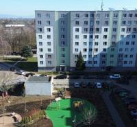 An der Leningradska-Straße in Michalovce befindet sich ein Wohnkomplex mit einem Kinderspielplatz.