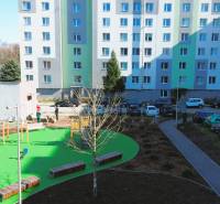 Wohnhaus in der Leningradska-Straße in Michalovce mit Kinderspielplatz und Parkplatz.