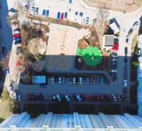 Luftaufnahme eines Parkplatzes und Spielplatzes zwischen Wohnblöcken in der Leningradska-Straße in Michalovce.
