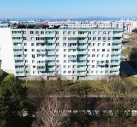 Ein Wohnhaus in der Leningradska-Straße in Michalovce, umgeben von Grünflächen bei den Dreizimmerwohnungen.