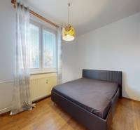 Schlafzimmer in einer 3-Zimmer-Wohnung mit Holzboden und Kleiderschrank.