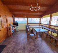 Holzpavillon mit Bänken und Tisch, Boden mit Holzdekor, Gärten.