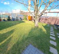 Gärten in Dolné Krškany, Nitra mit Kamin, Baum, Rasen und Sonnenschutz.