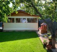 Gärten in Dolné Krškany, Nitra, mit Rasen, Pavillon und Gehölzen.