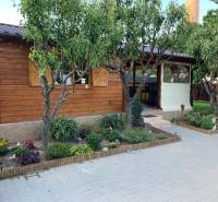 Gärten in Dolné Krškany bei Nitra mit einer Holzhütte und einem gestalteten Erholungsbereich.