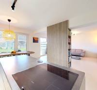 Offenes Interieur eines Einfamilienhauses mit Küche, Essbereich und gemütlicher Wohnecke.