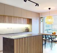 Küche in einem Einfamilienhaus mit Holzmöbeldekor und großen Fenstern.